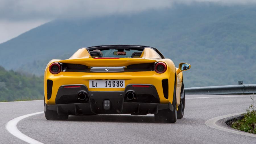  Ferrari 488 Pista Spider Giallo Modena 2018 года  (фото 4 из 14)